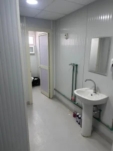 كرفان مع حمام مجهز بحوض ومرحاض